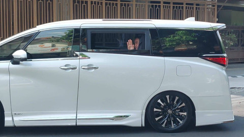 Presiden dan Wapres terpilih Prabowo Subianto dan Gibran Rakabuming Raka tiba di kediaman Presiden Jokowi di Solo, Jawa Tengah, Minggu (13/10/2024). dok kumparan