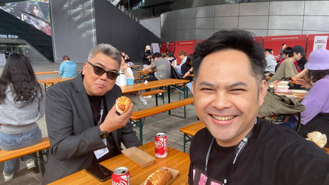 Bersama Alim Sudio (memegang hotdog) kala rehat sejenak di antara jadwal menonton | Foto: Shandy Gasella