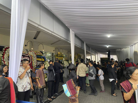 Suasana rumah duka Cagub Malut Benny Laos di Rumah Duka Sentosa, RSPAD Gatot Soebroto, Jakarta Pusat pada Minggu (13/10/2024). Foto: Abid Raihan/kumparan