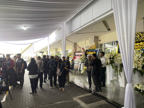 Suasana rumah duka Cagub Malut Benny Laos di Rumah Duka Sentosa, RSPAD Gatot Soebroto, Jakarta Pusat pada Minggu (13/10/2024). Foto: Abid Raihan/kumparan