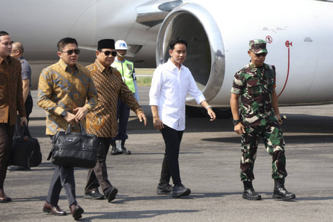 Wapres Terpilih Gibran Rakabuming Raka menjemput Presiden Terpilih Prabowo Subianto di Bandara Adi Soemarmo Boyolali, Minggu (13/10/2024). Foto: Dok. Istimewa