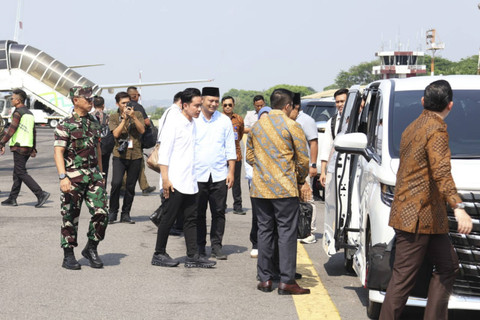 Wapres Terpilih Gibran Rakabuming Raka menjemput Presiden Terpilih Prabowo Subianto di Bandara Adi Soemarmo Boyolali, Minggu (13/10/2024). Foto: Dok. Istimewa