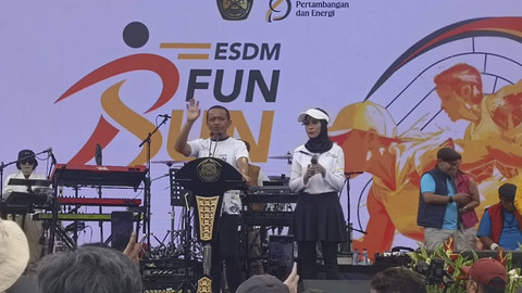 Menteri ESDM Bahlil Lahadalia bersama sang istri, Sri Suparni saat acara ESDM Fun Run and Fun Walk di TMII, Minggu (13/10/2024). Foto:  Fariza/kumparan