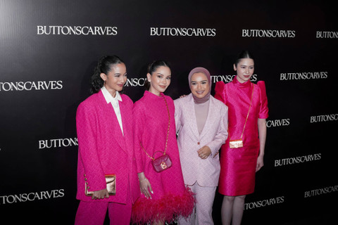 Brand ambassador Buttonscarves bersama CEO Buttonscarves, Linda Anggrea. Foto: Buttonscarves
