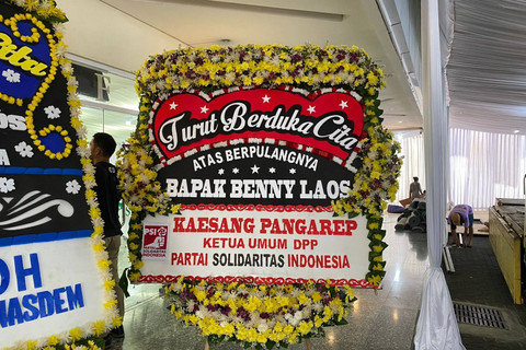 Karangan bunga untuk Cagub Malut Benny Laos di Rumah Duka Sentosa, RSPAD Gatot Soebroto, Jakarta Pusat pada Minggu (13/10/2024). Foto: Abid Raihan/kumparan