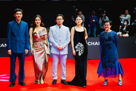 (Kiri ke kanan) Tumpal Tampubolon, Zulfa Maharani, Mahardika Yusuf, Marissa Anita, Mandy Marahimin pada red carpet BIFF 2024 | Foto: Arman Febryan