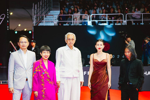 (Kiri ke kanan) Amerta Kusuma, Yulia Evina Bhara, Arswendy Bening Swara, Shenina Cinnamon, Loeloe Hendra Komara pada red carpet BIFF 2024 | Foto: Arman Febryan