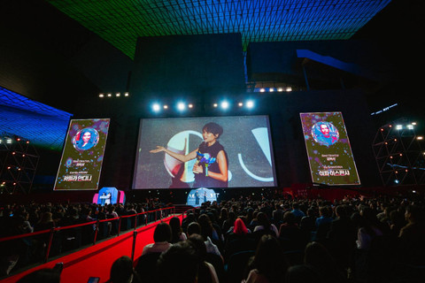 Kamila Andini bersama Ifa Isfansyah menerima penghargaan Best Director untuk serial Gadis Kretek pada ajang Asian Contents Awards & Global OTT Awards di BIFF 2024 | Foto: Arman Febryan