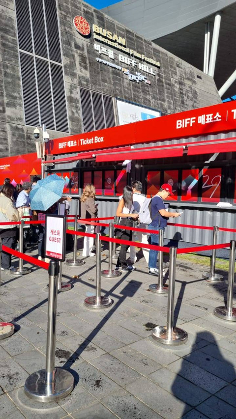 Suasana antrian pengunjung BIFF untuk mendapatkan tiket, mereka mengantri bahkan sedari ticket box belum dibuka | Foto: Vivian Idris