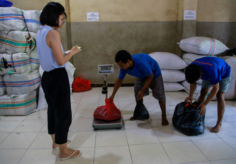 Pemilik toko mencatat berat cengkeh milik warga saat ditimbang di Ternate Maluku Utara. Foto: Andri Saputra/ANTARA FOTO