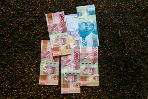 Uang milik warga usai menjual cengkehnya di Toko Harapan di Ternate Maluku Utara. Foto: Andri Saputra/ANTARA FOTO