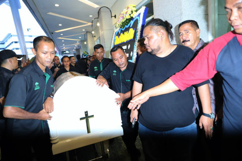 Jenazah Cagub Malut Benny Laos tiba di Rumah Duka Sentosa, RSPAD Gatot Soebroto, Jakarta Pusat pada Minggu (13/10/2024). Foto: Iqbal Firdaus/kumparan