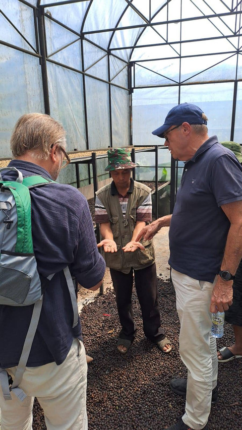 Dua orang turis yang menyempatkan diri melihat pengolahan kopi di agrowisata kibuk yang menjadi pusat edukasi kopi arabica di Kota Pagar Alam Sumsel, Minggu (13/10) Foto: urban id