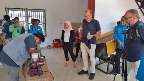 Aktivitas edukasi sistem pengolahan kopi arabica di agrowisata kibuk Kota Pagar Alam, Sunsel, Minggu (13/10) Foto: urban id