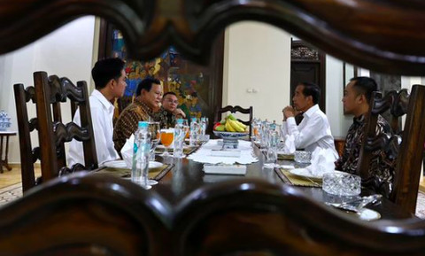 Presiden terpilih Prabowo bertamu ke rumah Jokowi di Solo, Minggu (13/10/2024). Tampak Gibran, Dasco, dan Prasetyo Hadi. Foto: Instagram/@prabowo