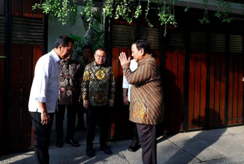 Presiden terpilih Prabowo berpamitan pada Presiden Jokowi di Solo, Minggu (13/10/2024). Terlihat Ketua Gerindra Sufmi Dasco. Foto: Instagram/@prabowo