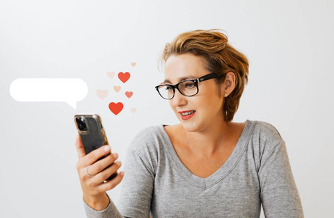 Ilustrasi mengirim emoji love saat bertukar pesan di hp. Foto: Pexels