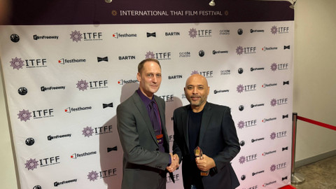 Produser Shadow of The Light, Lucki Lukman Hakim, bersama ITFF Board Member & Head of International Relations, Attila Peter Miklosi. Foto: ESP/Pandangan Jogja