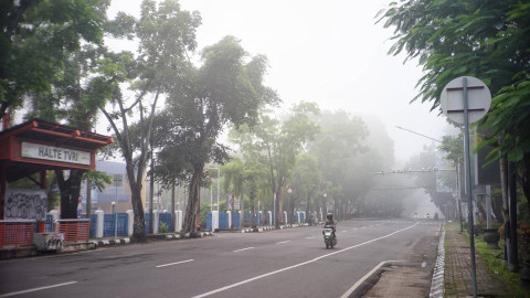 Suasana kabut tebal yang terlihat di ruas Jalan POM IX Palembang, Senin (14/10) Foto: ary/urban id
