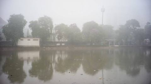 Suasana kabut tebal yang terlihat di kolam retensi Jalan Demang Lebar Daun Palembang, Senin (14/10) Foto: ary/urban id