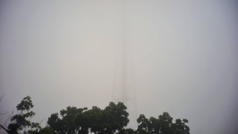 Suasana kabut tebal yang menyelimuti tower pemancar di Stasiun TVRI Palembang, Senin (14/10) Foto: ary/urban id