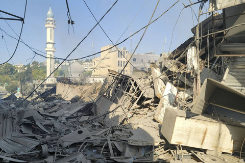 Sebuah foto menunjukkan kerusakan sehari setelah serangan udara Israel menargetkan pasar di kota Nabatiyeh, Lebanon selatan, Minggu (13/10/2024). Foto: ABBAS FAKIH/AFP