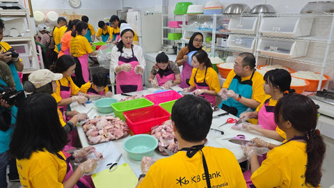 KB Bank bersama perusahaan afiliasi KBFG di Indonesia gelar aksi sosial dalam meningkatkan gizi anak-anak kurang mampu di kawasan Kelapa Gading, Jakarta Utara. Foto: Dok. KB Bank