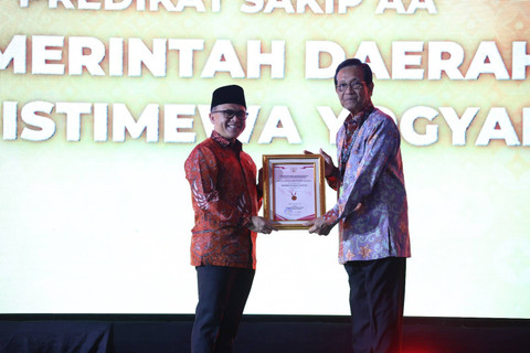 Gubernur DIY, Sri Sultan HB X, menerima penghargaan penilaian SAKIP AA di Jakarta, Rabu (2/10). Foto: Dok. Pemda DIY