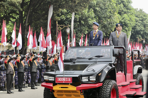 Momen Jokowi dan Prabowo Bersanding Naik Jip Pindad Cek Pasukan Apel Pengamanan Pelantikan Presiden-Wapres di Mako Brimob, Depok, Senin (14/10/2024). Foto: Dok. Istimewa