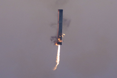 Pendorong Super Heavy milik SpaceX terbang saat uji coba penerbangan kelima Starship milik SpaceX, di Boca Chica, Texas, AS, Minggu (13/10/2024). Foto: Kaylee Greenlee Beal/REUTERS