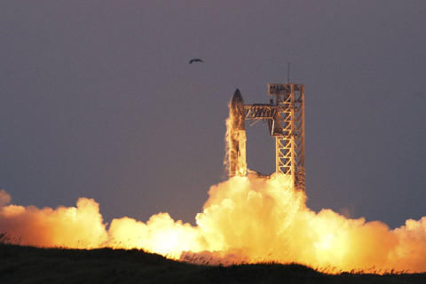 Pesawat luar angkasa milik SpaceX lepas landas saat uji coba penerbangan kelima, di Boca Chica, Texas, AS, Minggu (13/10/2024). Foto: Kaylee Greenlee Beal/REUTERS