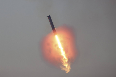 Pendorong Super Heavy terbang saat uji coba penerbangan kelima Starship milik SpaceX, di Boca Chica, Texas, AS, Minggu (13/10/2024). Foto: Kaylee Greenlee Beal/REUTERS