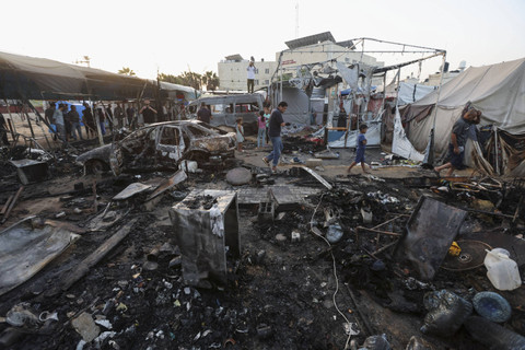 Warga Palestina mengamati kerusakan di lokasi serangan Israel terhadap tenda-tenda yang menampung para pengungsi, di tengah konflik Israel-Hamas, di rumah sakit Martir Al-Aqsa di Deir Al-Balah di Jalur Gaza tengah, Minggu (14/10/2024). Foto: Ramadan Abed/REUTERS