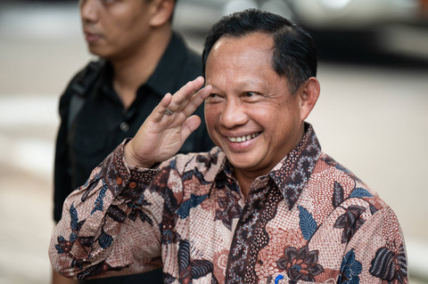 Mendagri Tito Karnavian memberi hormat saat tiba di kediaman Presiden terpilih Prabowo Subianto, Kertanegara, Jakarta Selatan, Senin (14/10/2024). Foto: Aprillio Akbar/ANTARA FOTO