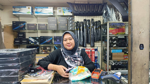 Reni pemilik toko Rama Mika di MGK, Kemayoran. Foto: Fitra Andrianto/kumparan