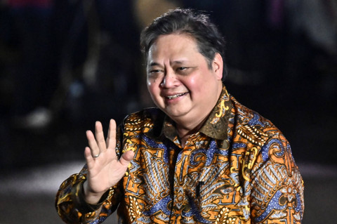 Menteri Koordinator Bidang Perekonomian Airlangga Hartarto menyapa wartawan setibanya di kediaman Presiden Terpilih Prabowo Subianto, Kertanegara, Jakarta Selatan, Senin (14/10/2024). Foto: Aprillio Akbar/ANTARA FOTO
