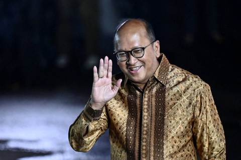 Menteri Investasi Rosan Roeslani menyapa wartawan setibanya di kediaman Presiden Terpilih Prabowo Subianto, Kertanegara, Jakarta Selatan, Senin (14/10/2024). Foto: Aprillio Akbar/ANTARA FOTO