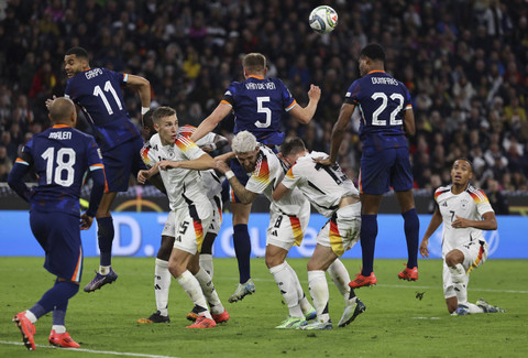Sejumlah pemain Belanda berduel dengan pemain Jerman dalam pertandingan UEFA Nations League di Allianz Arena, Munich, Jerman, Senin (14/10/2024). Foto: Alexandra BEIER/AFP