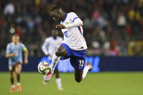Pemain Prancis Kolo Muani mengontrol bola dalam pertandingan UEFA Nations League di Stadion Raja Baudouin, Brussel, Belgia, Senin (14/10/2024). Foto: Nicolas Tucat/AFP