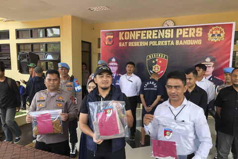 Polresta Bandung menggelar jumpa pers, pengungkapan kasus tindak pancabulan di Mapolresta Bandung, Selasa (15/10/2024). Foto: Robby Bouceu/kumparan
