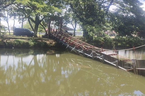 Jembatan penyeberangan danau di Taman Cadika, Kota Medan, roboh. Foto: Tri Vosa Fabiola Ginting/kumparan