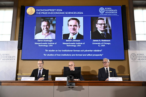 Sekretaris tetap Akademi Ilmu Pengetahuan Hans Ellegren, Jakob Svensson dan Jan Teorell, dari Majelis Nobel di Riksbank Swedia mengumumkan hadiah Riksbank Swedia di bidang ilmu ekonomi untuk mengenang Alfred Nobel 2024 di Swedia, Senin  (14/10/2024). Foto: Christine Olsson/TT via REUTERS