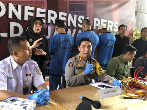 Polda Jawa Barat gelar jumpa pers ungkap kasus pencurian rel kereta api di Mapolda Jawa Barat, Selasa (15/10/2024). Foto: Robby Bouceu/kumparan