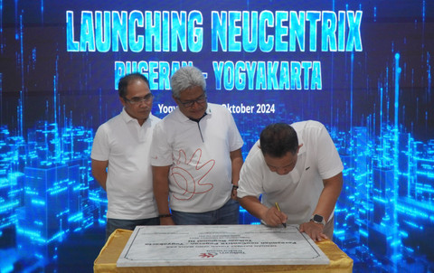 Direktur Wholesale and International Service Telkom Bogi Witjaksono (kanan), Direktur Network & IT Solution Telkom Herlan Wijanarko (tengah), dan Direktur Group Business Development Telkom Honesti Basyir (kiri) meresmikan neuCentrIX Pugeran, Yogyakarta. Foto: Dok. Telkom