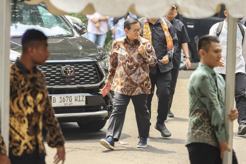 Politikus PDI Perjuangan sekaligus Calon Gubernur Jakarta Pramono Anung berjalan saat tiba di kediaman presiden terpilih Prabowo Subianto, Kertanegara, Jakarta Selatan, Selasa (15/10/2024).  Foto: Iqbal Firdaus/kumparan