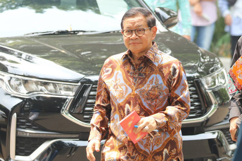 Pramono Anung mendatangi kediaman Presiden terpilih Prabowo Subianto di Jalan Kertanegara, Jakarta Selatan, Selasa (15/10/2024). Foto: Iqbal Firdaus/kumparan