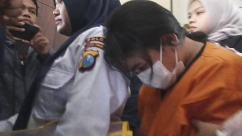 Tampang Nurmiati (36 tahun), seorang baby sitter mencekoki obat keras dengan kandungan Siproheptadine dan Dexamethasone ke balita dua tahun berinisial EL, warga Kecamatan Tenggilis Mejoyo, Surabaya. Foto:  Farusma Okta Verdian/kumparan