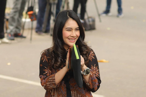 Anggota Dewan Pembina DPP PSI Isyana Bagoes Oka mendatangi kediaman Presiden terpilih Prabowo Subianto di Jalan Kertanegara, Jakarta Selatan, Selasa (15/10/2024). Foto: Iqbal Firdaus/kumparan