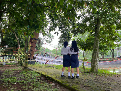 Warga berdatangan melihat jembatan danau Taman Cadika Medan yang roboh, Selasa (15/10/2024). Dok: Vosa/kumparan