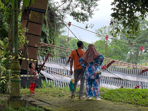 Warga berdatangan melihat jembatan danau Taman Cadika Medan yang roboh, Selasa (15/10/2024). Dok: Vosa/kumparan